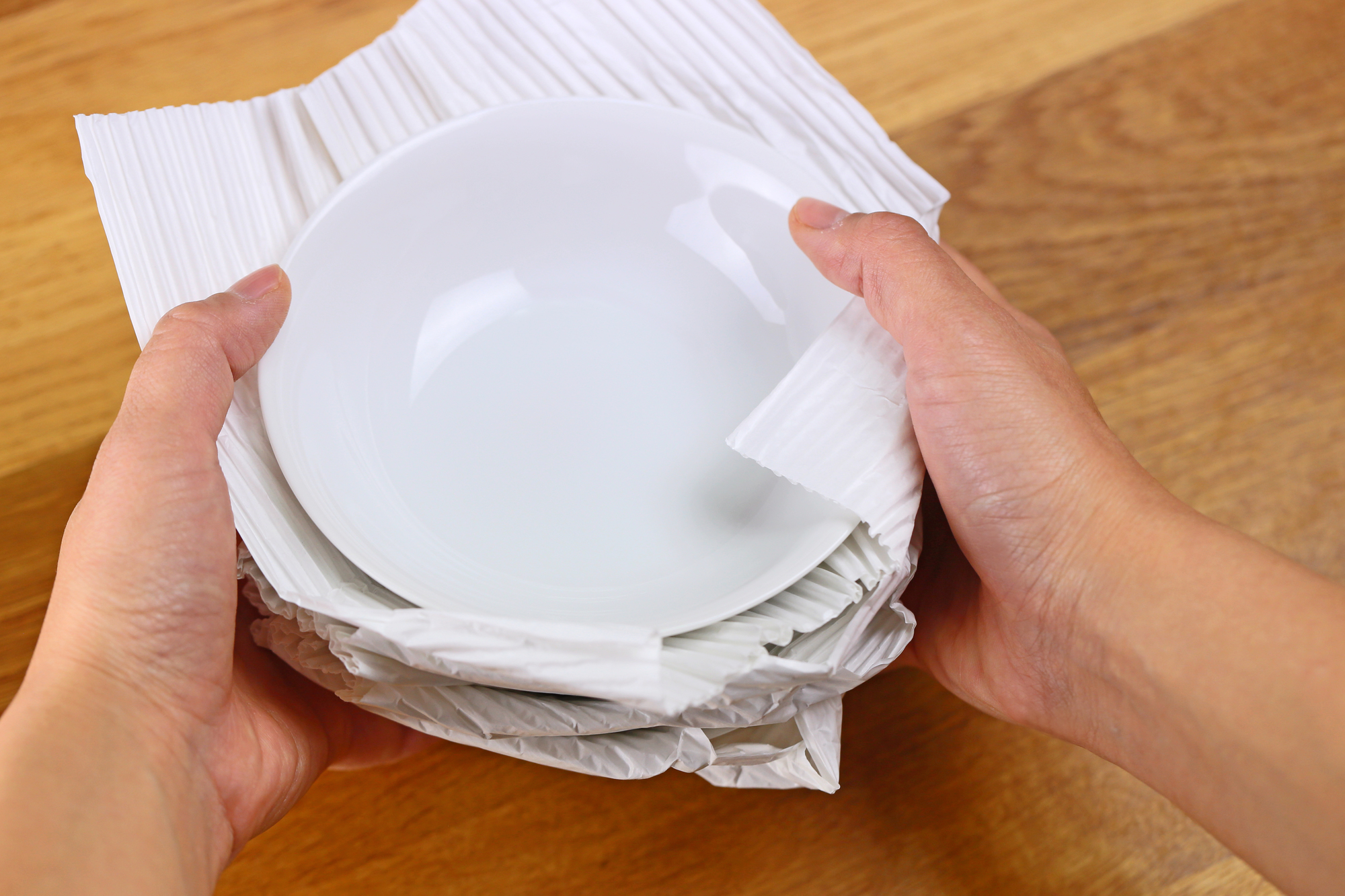 食器 を 包む 薄い 紙