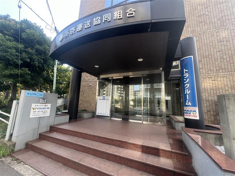 木場店 店舗入口外観※階段のみ、スロープなし