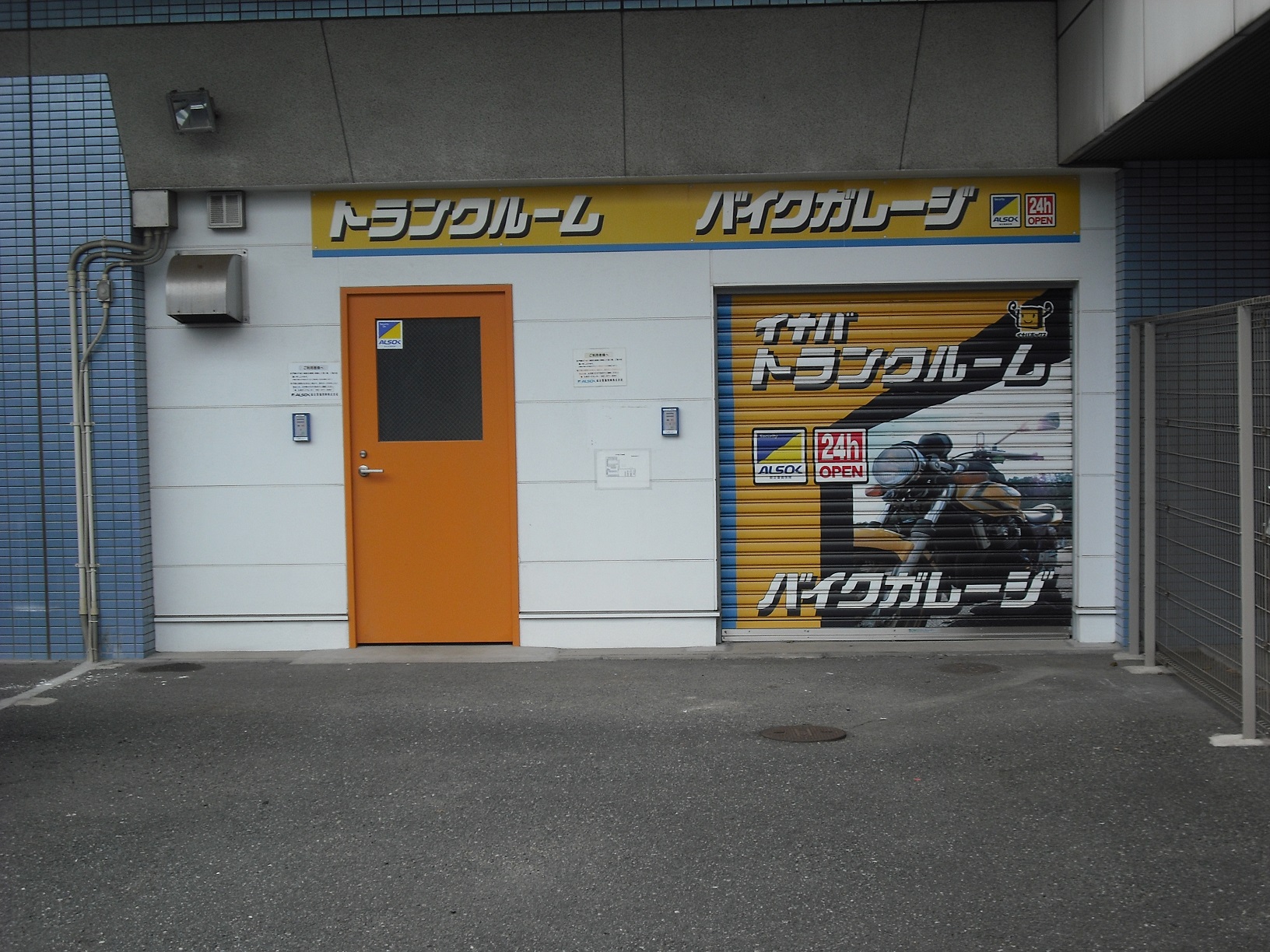 清水店 バイクガレージの入口