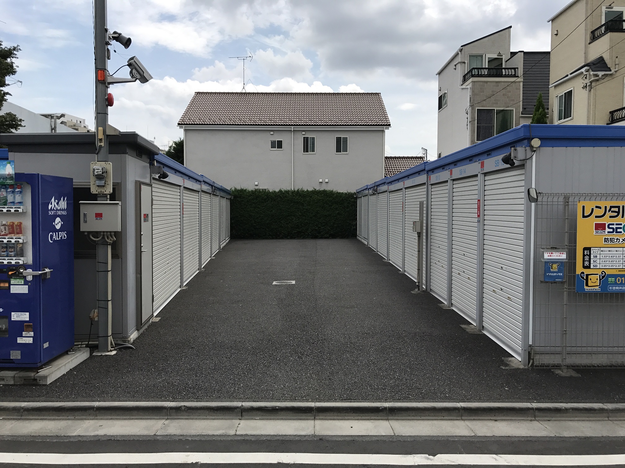 杉並桃井店（バイクガレージ） 正面から見た杉並桃井店