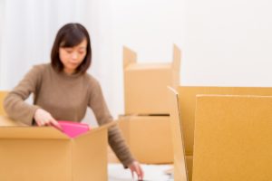 荷造りで部屋が狭くなったら？引越し荷物の一時保管で快適な生活を