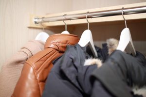 コートを長期保管する手順を紹介！夏でも湿気やカビを防ぐ収納方法とは