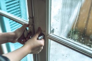 梅雨でも湿らない・カビない収納方法とは？