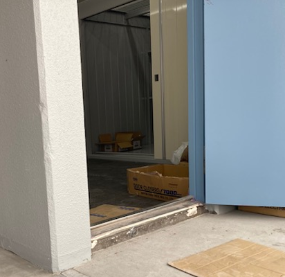 平和島駅前店 入口の段差にご留意ください。