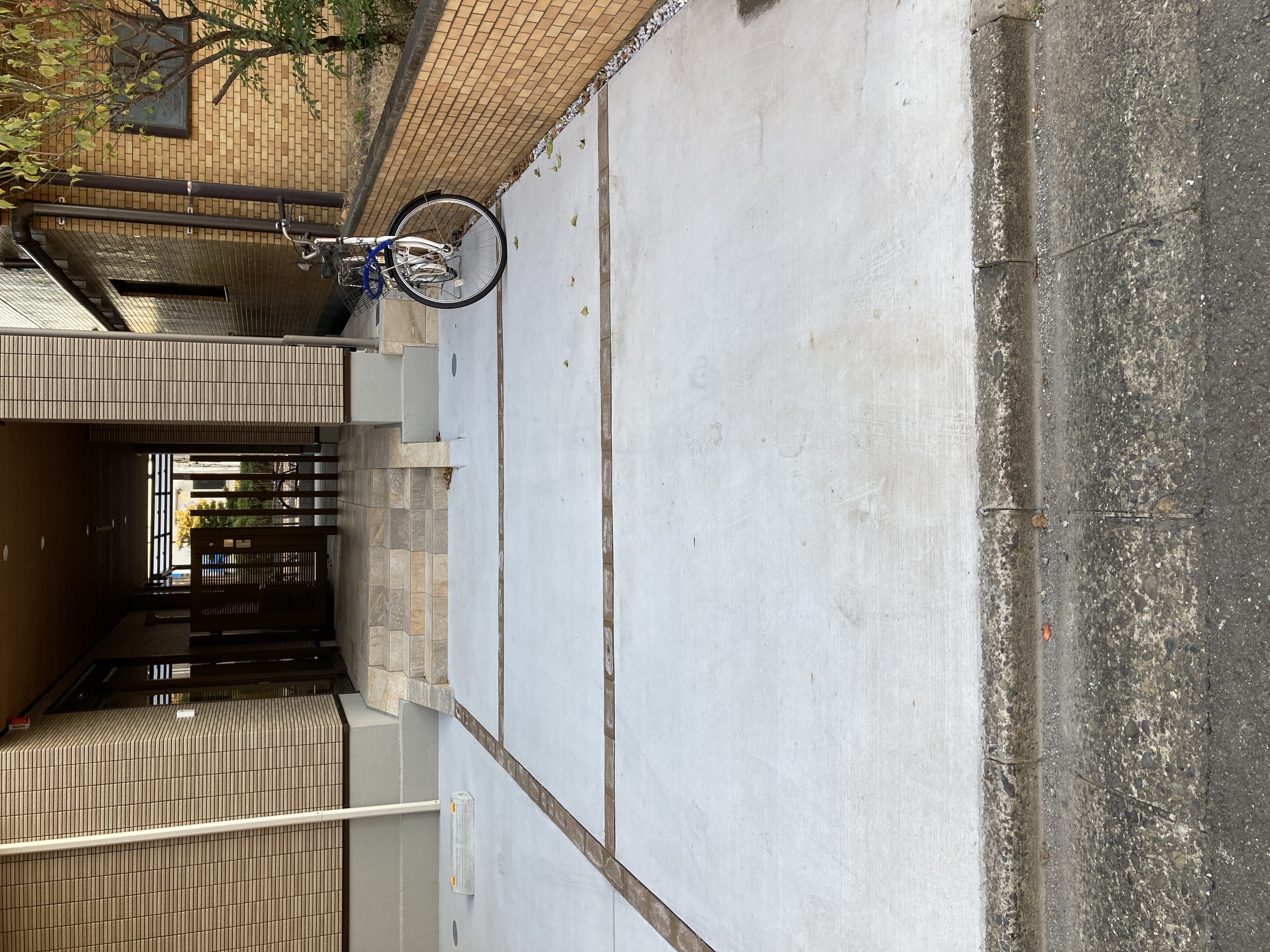 イナバボックス川崎池田店 店舗入口※段差あり、スロープなし