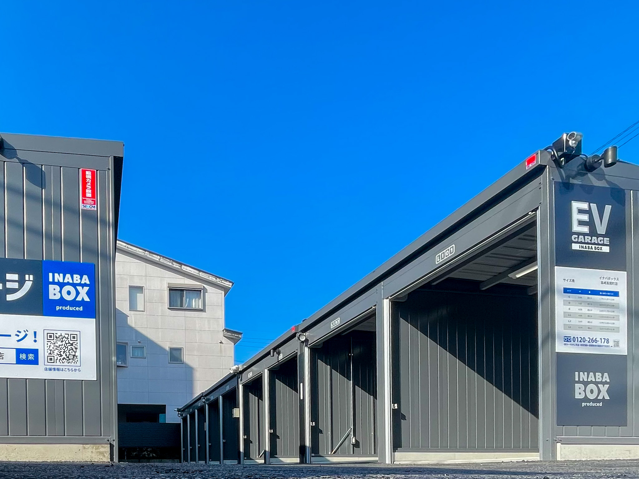 【2025年2月1日OPEN】イナバボックス高崎高関町店 シャッタータイプは庫内照明、2口コンセント、棚板付きです。