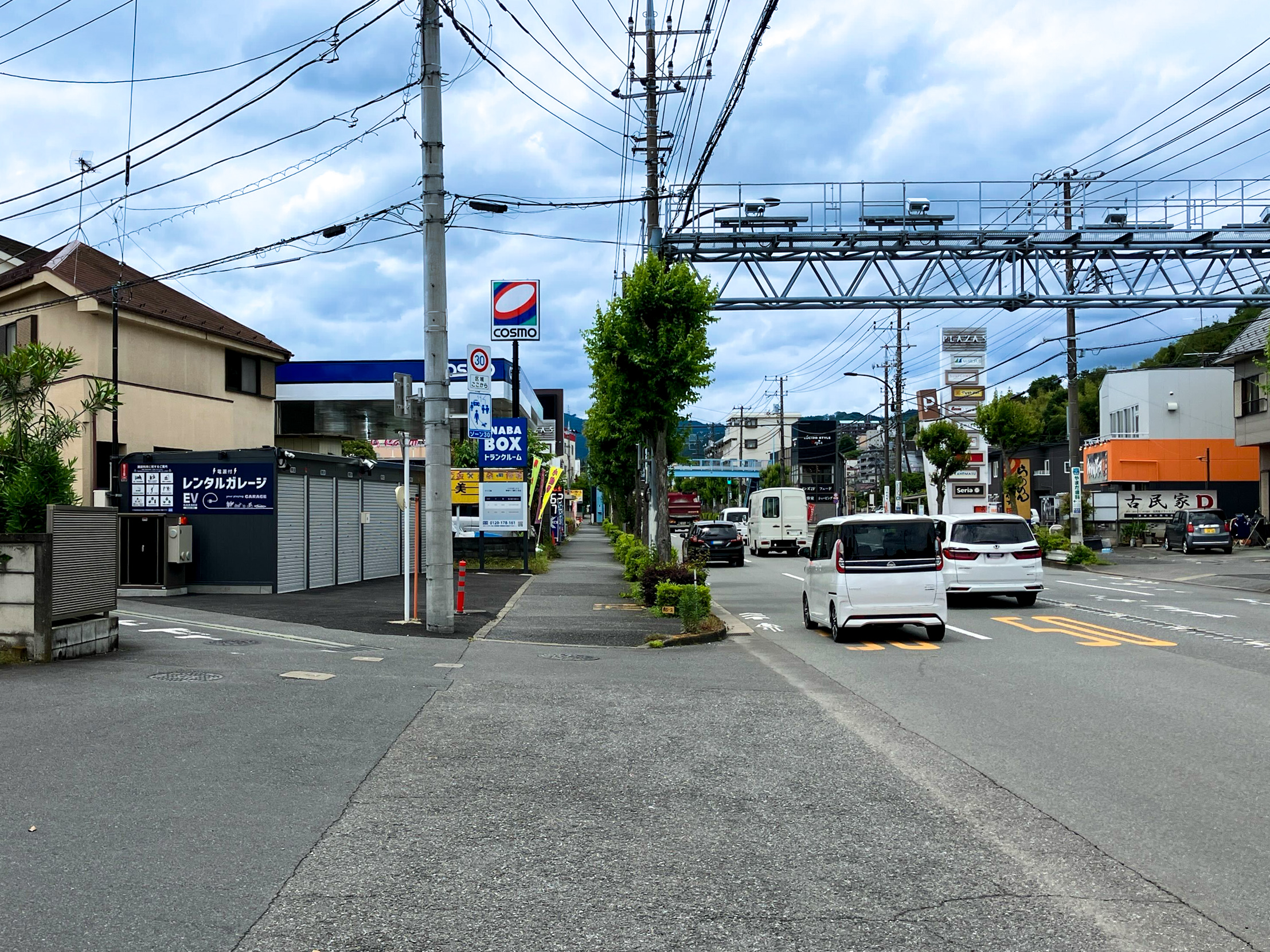 イナバボックス青梅千ヶ瀬町2号店 青梅街道沿い、千ヶ瀬二丁目交差点より西へ150mほどの店舗です。