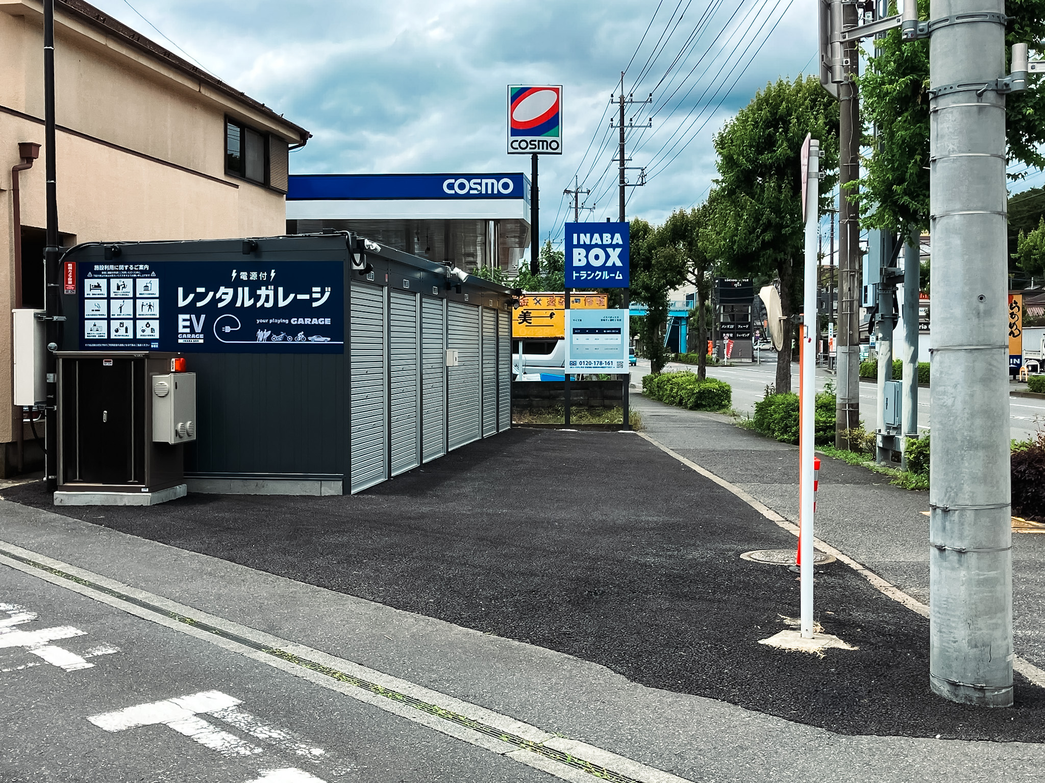 イナバボックス青梅千ヶ瀬町2号店 シャッター前のバイクの切り替えしスペースもございます。
